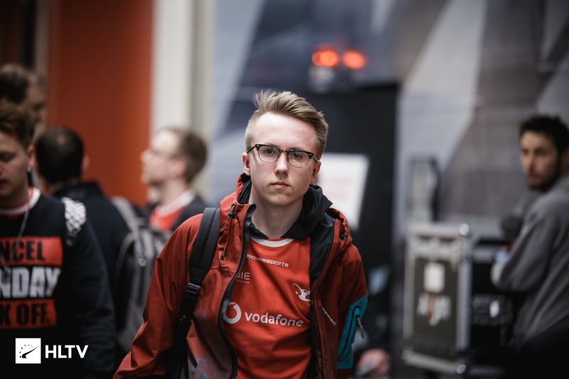 LPL全明星年度颁奖典礼： Tarzan 获得2024最佳外援奖