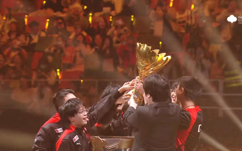 JackeyLove Xia的团战无缝衔接，Creme Sylas表现出色， Top Esports 扳平了比分