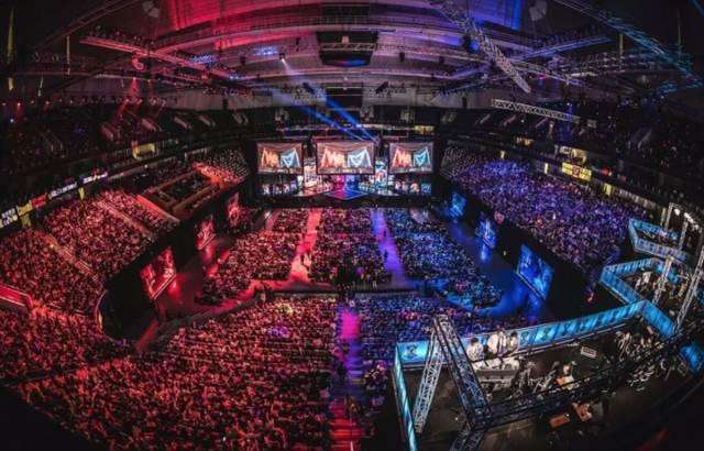 LPL female host Zhang Xiaowei posted a photo： I experienced betrayal and a car accident this year, but I survived unexpe