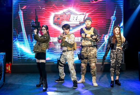 资讯主播躲车里瑟瑟发抖，以为是个菜鸟，结果出来瞬间清场