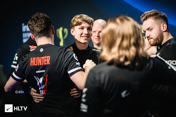 上课时间！Zeus Quesanti 教授 Siwoo Gnar。双C在团战中展现他们的实力。 Hanwha Life Esports 赢得了第一场比赛