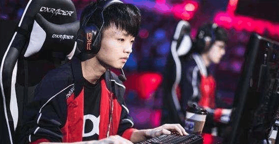 “胜率是100%！”——与 makazze 的独家采访；谈及为IEM科隆做准备、他的职业生涯以及适应NAVI的主力阵容